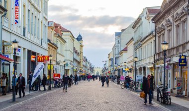 POTSDAM, ALMANY, 11 Mart 2015: Potsdam 'ın ana caddesi - brandenburger Caddesi. Bir ucunda Brandenburger tor, diğer ucunda da Aziz Peter ve Paul Kilisesi var..
