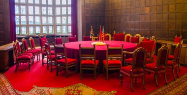 POTSDAM, GERMANY, 11 Mart 2015: Potsdam 'daki Cecilienhof Sarayı' ndaki konferans odası, Stalin, Churchill (attlee) ve Truman 'ın Avrupa' nın ikinci dünya savaşı sonrası ikinci dünya savaşını belirledikleri yer..