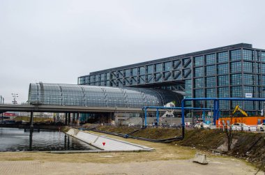 BERLİN, GERMANY, 12 Mart 2015: aynı zamanda alışveriş merkezi ve ofis binası olarak hizmet veren Berlin 'deki ana tren istasyonu manzarası.