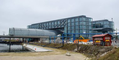 BERLİN, GERMANY, 12 Mart 2015: aynı zamanda alışveriş merkezi ve ofis binası olarak hizmet veren Berlin 'deki ana tren istasyonu manzarası.