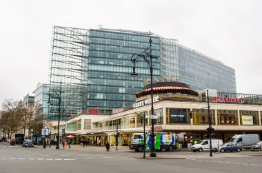 BERLİN, Almanya, 12 Mart 2015: Berlin 'deki en ünlü alışveriş bulvarının manzarası - Kurfirstendamm.