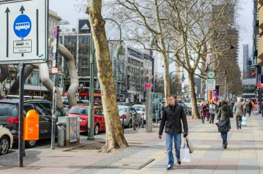 BERLİN, Almanya, 12 Mart 2015: Berlin 'deki en ünlü alışveriş bulvarının manzarası - Kurfirstendamm.