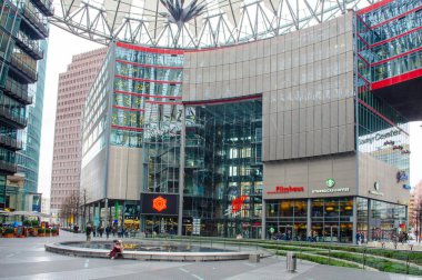 BERLİN, ALMANY, 12 Mart 2015: Berlin 'deki Sony Center Potzdamer Platz' da görülebilecek en ilginç yerlerden biridir. Hem alışveriş merkezi hem de idari binadır..