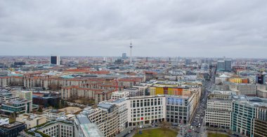 BERLİN, GERMANY, 12 Mart 2015: Fernsehturm ve Berlin Katedrali gibi en çarpıcı anıtlara sahip Berlin 'in havadan görünüşü