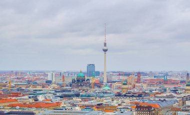BERLİN, GERMANY, 12 Mart 2015: Fernsehturm ve Berlin Katedrali gibi en çarpıcı anıtlara sahip Berlin 'in havadan görünüşü