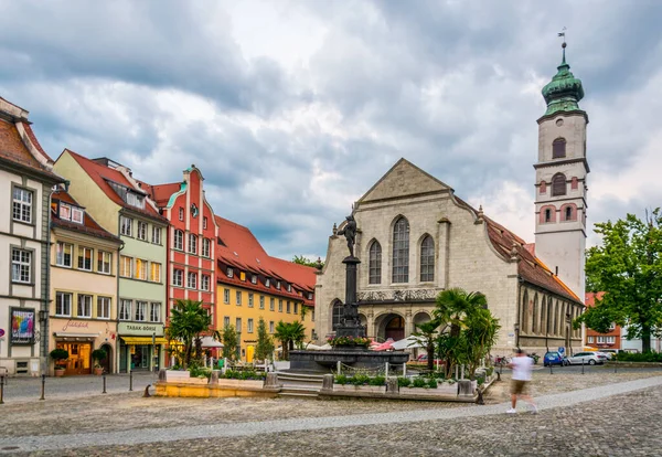 LINDAU, GERMANY, 24 Temmuz 2016: Lindau İmparatorluk Manastırı ve çevre meydanı