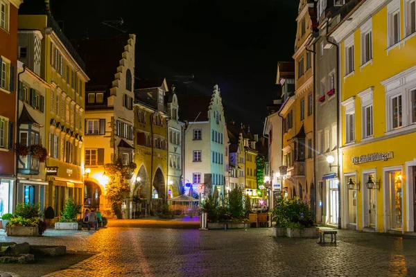 Линдау Германия Июля 2016 Ночью Люди Прогуливаются Узкой Улице Линдау — стоковое фото