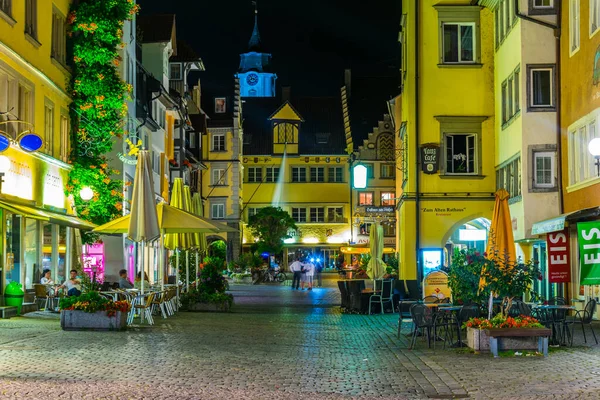 LINDAU, GERMANY, 24 HAZİRAN 2016: İnsanlar Lindau 'da gece boyunca dar bir sokakta yürüyorlar, Almanya