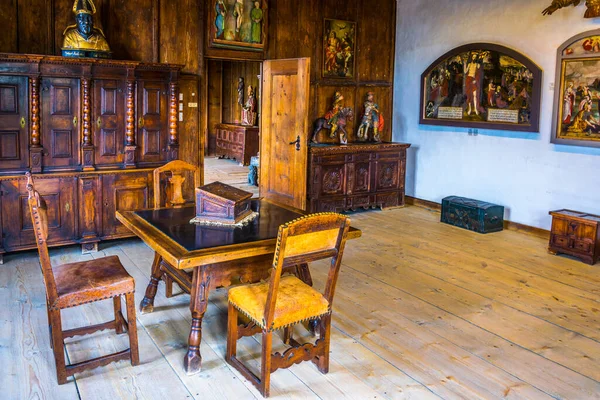 FELDKIRCH, AUSTRIA, 25 Temmuz 2016: Feldkirch, Avusturya 'daki Schattenberg şatosunun içi.