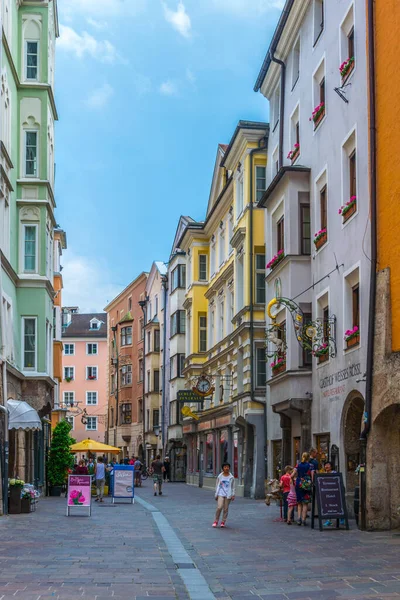 INNSBRUCK, AUSTRIA, 26 Temmuz 2016: Innsbruck, Avusturya 'nın tarihi merkezinde insanlar geziniyor