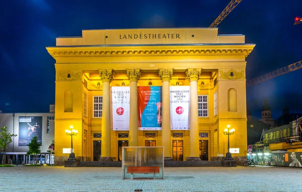 INNSBRUCK, AUSTRIA, 26 HAZİRAN 2016: Innsbruck, Avusturya 'daki aydınlanmış yorgun toprak tiyatrosunun gece görüşü.