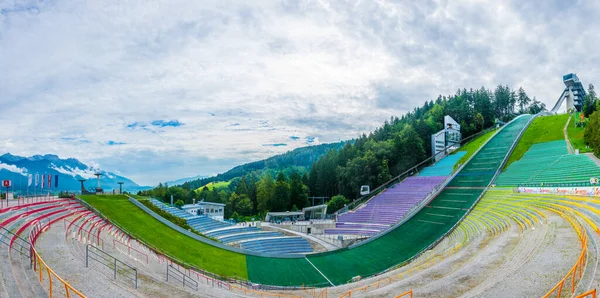 INNSBRUCK, AUSTRIA, 27 Temmuz 2016: Ünlü Iraklı mimar Zaha Hadid tarafından tasarlanmış kayak atlama kulesinin en belirgin parçası olan ünlü Bergisel kayak atlama stadyumunun manzarası.