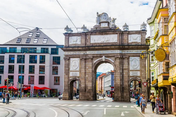 INNSBRUCK, AUSTRIA, 27 Temmuz 2016: Innsbruck, Avusturya 'daki Altes Landhaus manzarası.