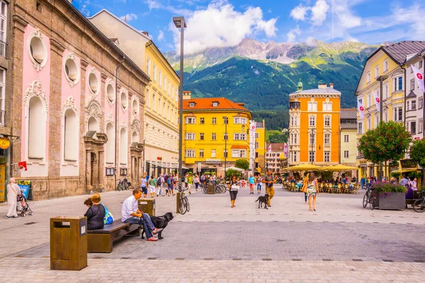 Innsbruck Austria Luglio 2017 Gente Passa Piazza Della Città Dominata — Foto Stock