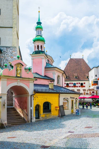 TİRAN, AUSTRIA, 27 HAZİRAN 2016: İnsanlar Avusturya 'nın Tirol kentindeki Hall' da bulunan Aziz Nikolaus Kilisesi 'nin önündeki ana meydanda dolaşıyorlar..