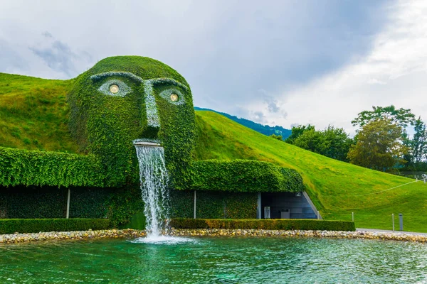 WATTENS, AUSTRIA, 27 Temmuz 2016: Avusturya 'nın Wattens kentindeki Swarovski Kristallwelten göletine su tüküren dev başlı çeşme.