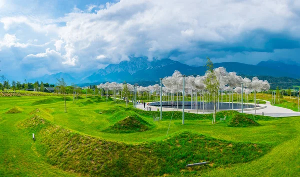 WATTENS, AUSTRIA, 27 Temmuz 2016: Avusturya 'nın Wattens kentindeki Swarovski Kristallwelten kompleksinin içinde Bulutlar adı verilen heykel.