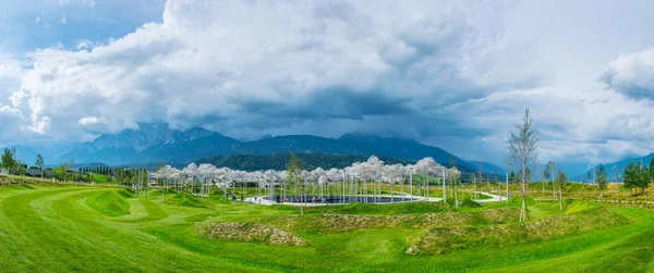 WATTENS, AUSTRIA, 27 Temmuz 2016: Avusturya 'nın Wattens kentindeki Swarovski Kristallwelten kompleksinin içinde Bulutlar adı verilen heykel.