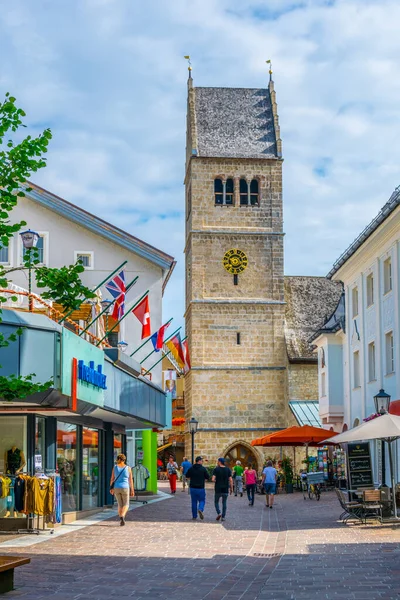 Zell See Austria July 2016 People Strolling Hippolyte Hippolitus Church —  Fotos de Stock