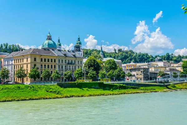 Salzburg Ausztria 2016 Július Kilátás Salzach Folyó Partjára Salzburgban Ausztriában — Stock Fotó
