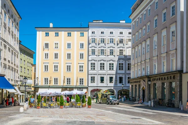 SALZBURG, AUSTRIA, 30 Temmuz 2016: Avusturya 'nın tarihi merkezi Salzburg' un dar sokaklarında insanlar geziniyor. 