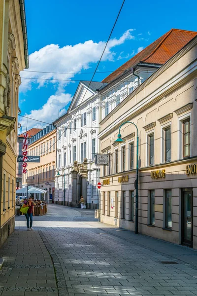 LINZ, AUSTRIA, 30 Temmuz 2016: Avusturya 'nın tarihi merkezi Linz' de dar bir sokak manzarası.