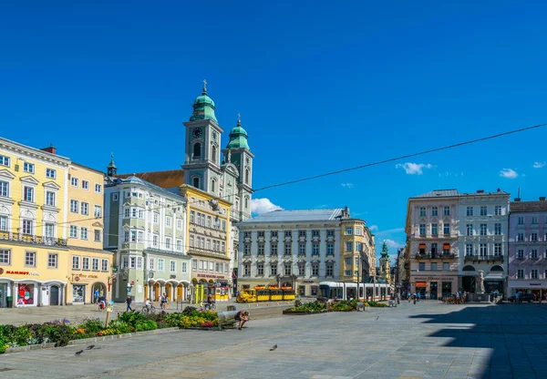 LINZ, AUSTRIA, 30 Temmuz 2016: Avusturya 'nın Linz kentindeki hauptplatz ana meydanının görüntüsü.