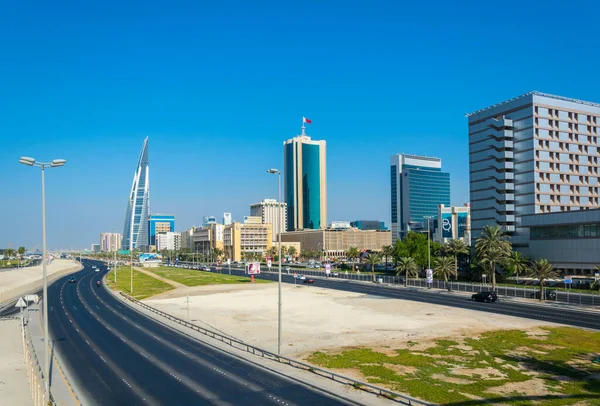 MANAMA, BAHRAIN, 22 EKİM 2016: Bahreyn 'in başkenti Manama' daki kral Faisal karayolunda trafik