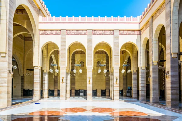 MANAMA, BAHRAIN, 23 Ekim 2016: Bahreyn 'in başkenti Manama' daki El Fetih Büyük Camii 'nin İçi.