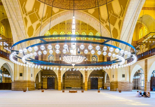 MANAMA, BAHRAIN, 23 Ekim 2016: Bahreyn 'in başkenti Manama' daki El Fetih Büyük Camii 'nin İçi.