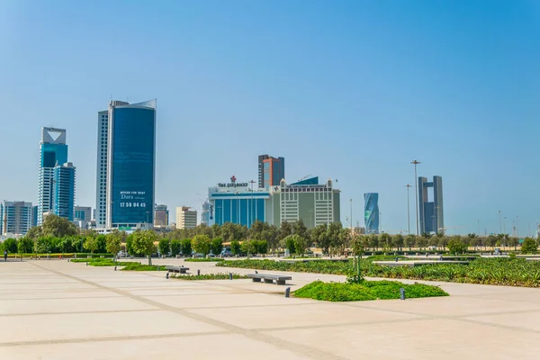 MANAMA, BAHRAIN, 23 EKİM 2016: Ulusal Müzenin bahçesinden Manama silueti, Bahreyn.