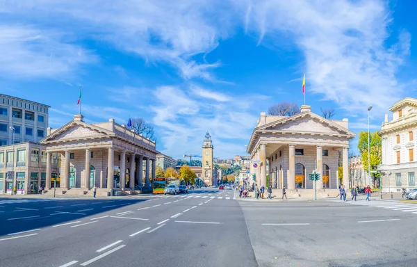 BERGAMO, İtalya, 2 Kasım 2014: Bergamo, İtal 'da Porta Nuova Meydanı' nda trafik