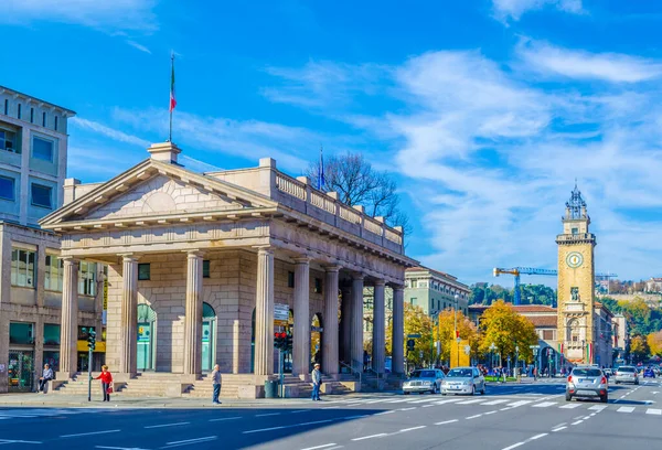 BERGAMO, İtalya, 2 Kasım 2014: Bergamo, İtal 'da Porta Nuova Meydanı' nda trafik