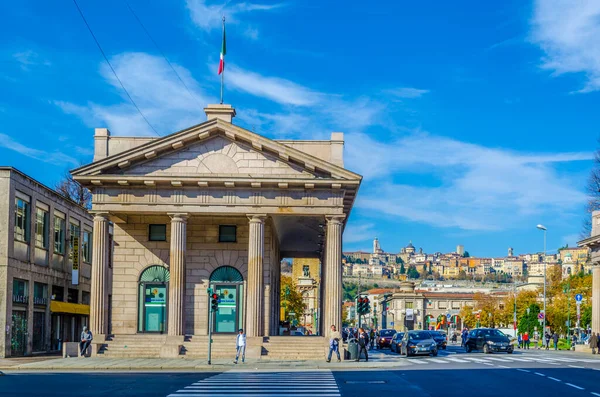 BERGAMO, İtalya, 2 Kasım 2014: Bergamo, İtal 'da Porta Nuova Meydanı' nda trafik