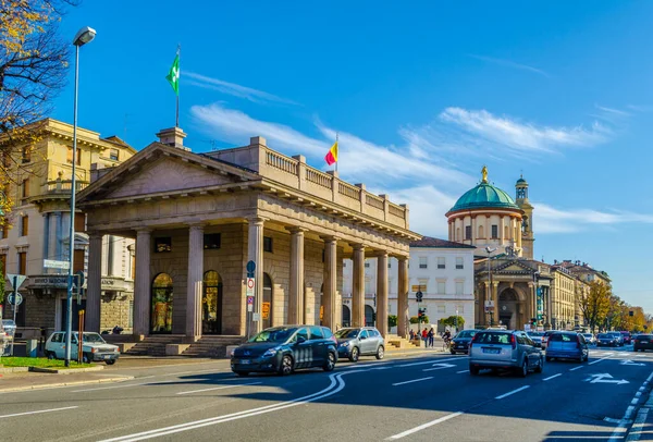 BERGAMO, İtalya, 2 Kasım 2014: Bergamo, İtal 'da Porta Nuova Meydanı' nda trafik