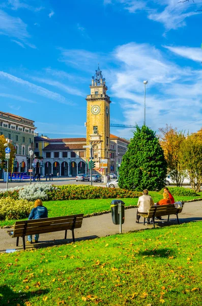 BERGAMO, İtalya, 2 Kasım 2014: İnsanlar Bergamo, İtal 'da Torre dei Caduti' ye doğru yürüyorlar