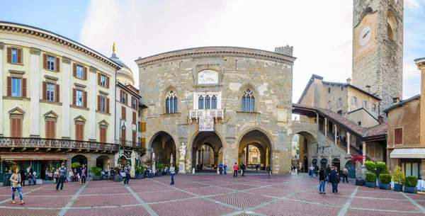 Bergamo Italy November 2014 People Strolling Piazza Vecchia Bergamo Italy — Stok fotoğraf