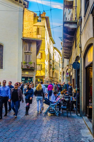 BERGAMO, İtalya, 2 Kasım 2014: İtalya 'nın eski Bergamo kentindeki bir caddenin görüntüsü