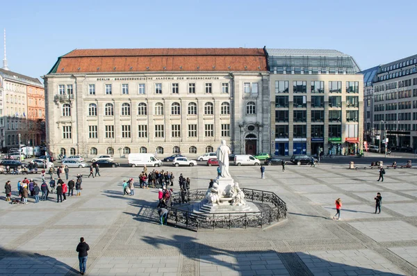 BERLİN, GERMANY, 12 Mart 2015: İnsanlar Berlin 'de ünlü jandarma işaretleri arasında yürüyorlar Deustcher dom, French friedrichstadt church ve konzerthaus berlin binalarıyla ünlü.