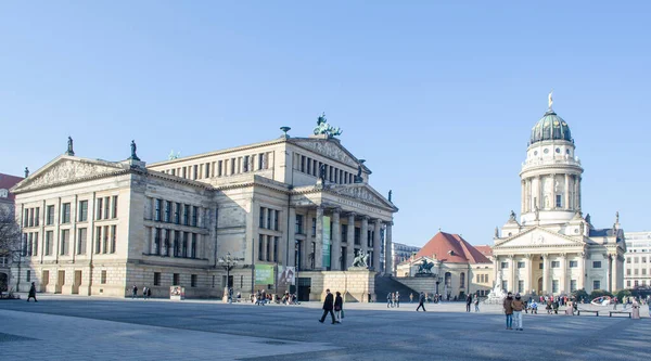 ベルリン ドイツ 2015年3月12日 人々はベルリンで有名なデウスチャー ドーム フランスのフリードリヒシュタット教会 コンツェルトハウス ベルリンの建物で有名なジャンルの市場を歩いています — ストック写真