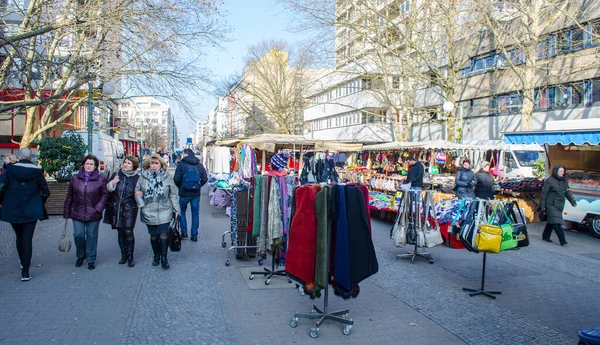 2015年3月12日 人们在柏林的街头市场上购买服装 — 图库照片