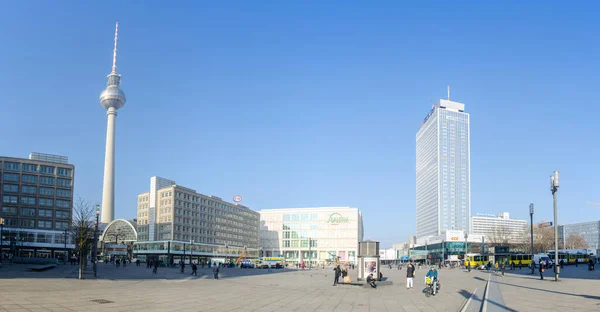Берлин Германия Марта 2015 Люди Прогуливаются Знаменитой Площади Александерплац Берлине — стоковое фото