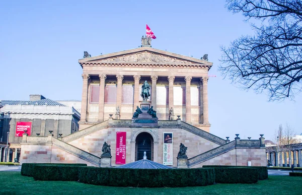 BERLİN, GERMANY, 12 Mart 2015: Berlin 'deki müze adasındaki ünlü pergamonmuseum manzarası.