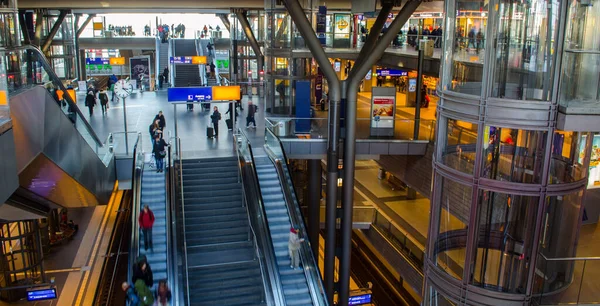 BERLİN, GERMANY, 12 Mart 2015: Berlin 'deki ana tren istasyonu manzarası.
