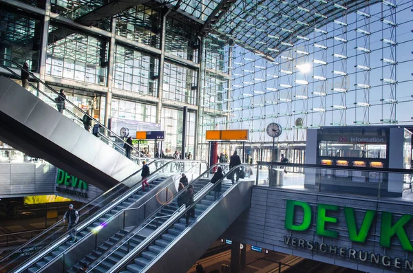 BERLİN, GERMANY, 12 Mart 2015: Berlin 'deki ana tren istasyonu manzarası.