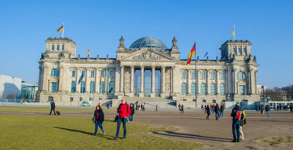 Berlin Germany March 2015 People Walking Front Reichstag Building Berlin — стоковое фото