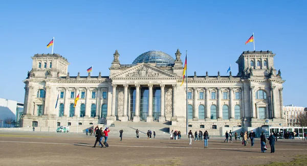 Berlin Germany March 2015 People Walking Front Reichstag Building Berlin — стоковое фото
