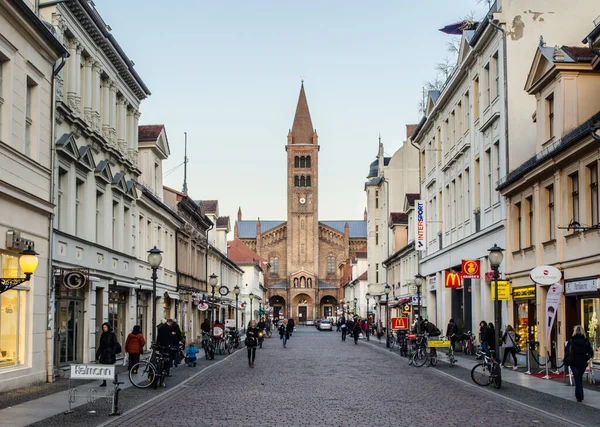 POTSDAM, ALMANY, 11 Mart 2015: Potsdam 'ın ana caddesi - brandenburger Caddesi. Bir ucunda Brandenburger tor, diğer ucunda da Aziz Peter ve Paul Kilisesi var..