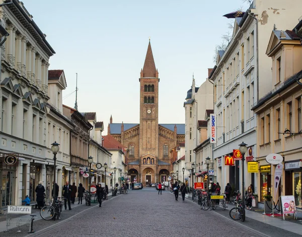POTSDAM, ALMANY, 11 Mart 2015: Potsdam 'ın ana caddesi - brandenburger Caddesi. Bir ucunda Brandenburger tor, diğer ucunda da Aziz Peter ve Paul Kilisesi var..