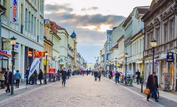 POTSDAM, ALMANY, 11 Mart 2015: Potsdam 'ın ana caddesi - brandenburger Caddesi. Bir ucunda Brandenburger tor, diğer ucunda da Aziz Peter ve Paul Kilisesi var..